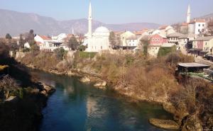 Mostar: Muškarac teško povrijeđen nakon pada s tende 