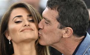 Raspoloženi Banderas u Cannesu grlio i ljubio Penelopu Cruz