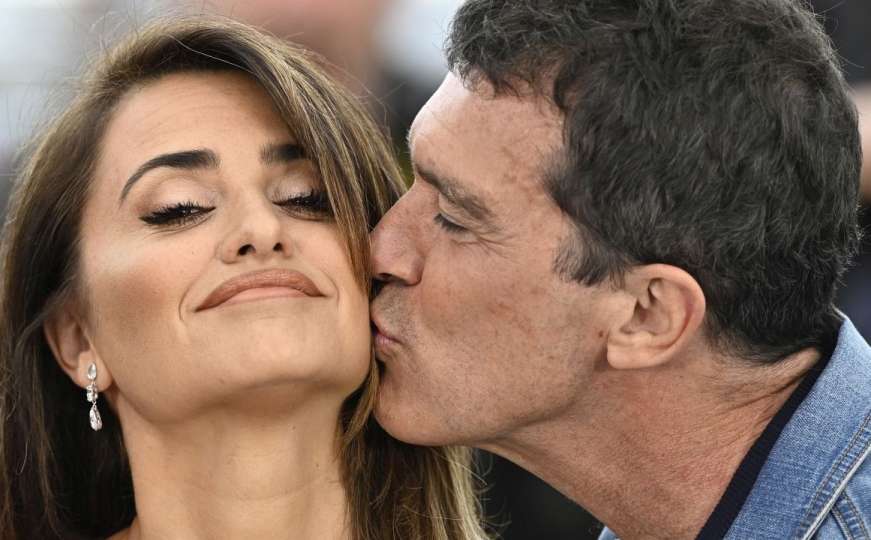 Raspoloženi Banderas u Cannesu grlio i ljubio Penelopu Cruz