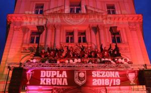 Sarajevo je večeras bordo: Pogledajte ludnicu ispred Vječne vatre