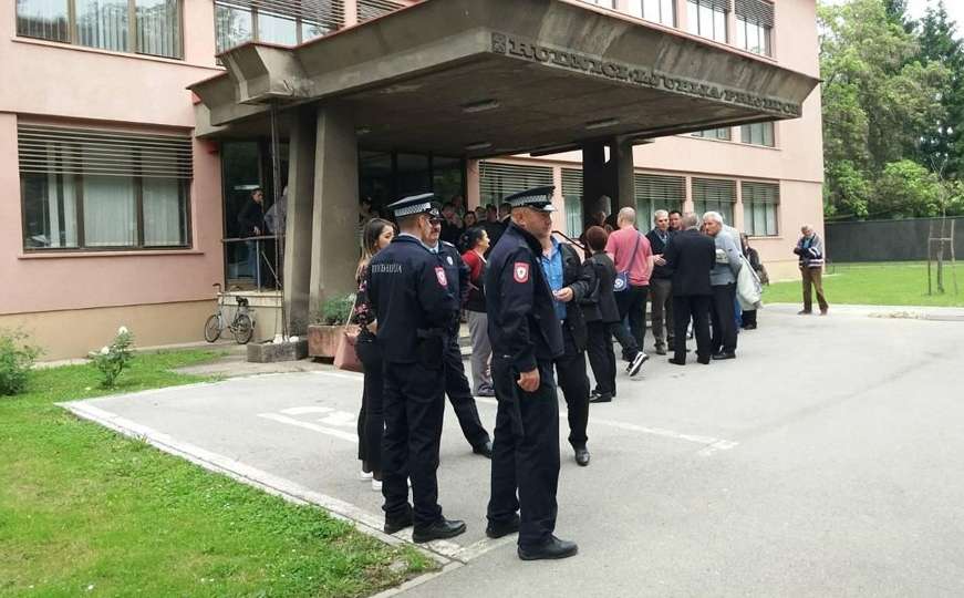 Drama na skupštini SDS-a u Prijedoru - stigla i policija!