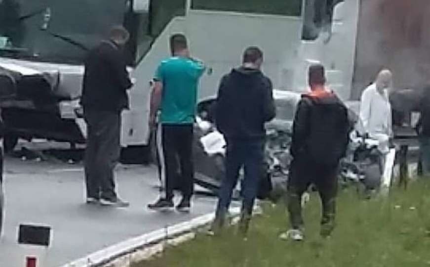 Jedna osoba smrtno stradala u sudaru autobusa i automobila kod mosta Begića i Begovića
