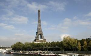 Uhapšen muškarac koji se peo na Eiffelov toranj