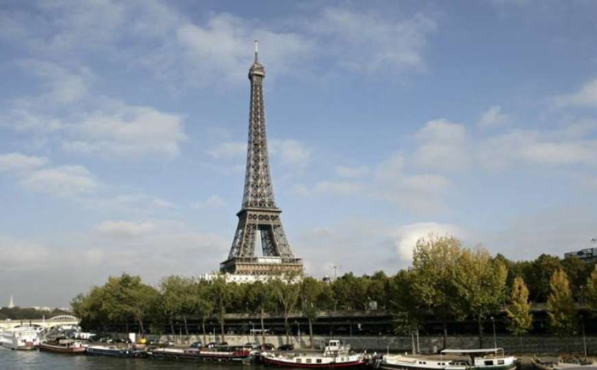 Uhapšen muškarac koji se peo na Eiffelov toranj