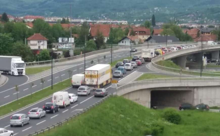 Sudar na Stupskoj petlji izazvao saobraćajni haos u Sarajevu