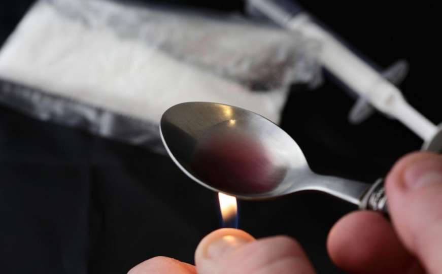 Policija ih zatekla kako konzumiraju heroin u automobilu