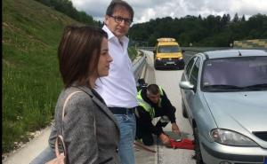 Hadžikadiću pukla guma na automobilu, nijedan vozač mu nije pomogao