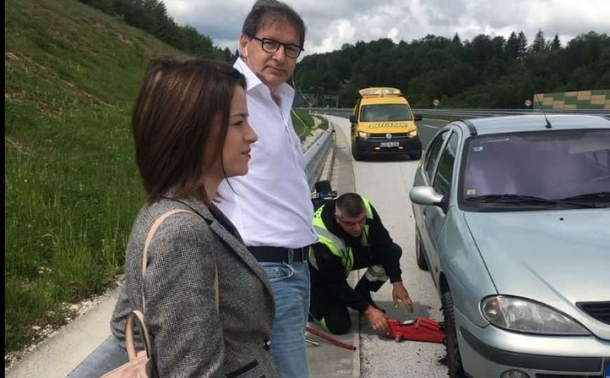 Hadžikadiću pukla guma na automobilu, nijedan vozač mu nije pomogao