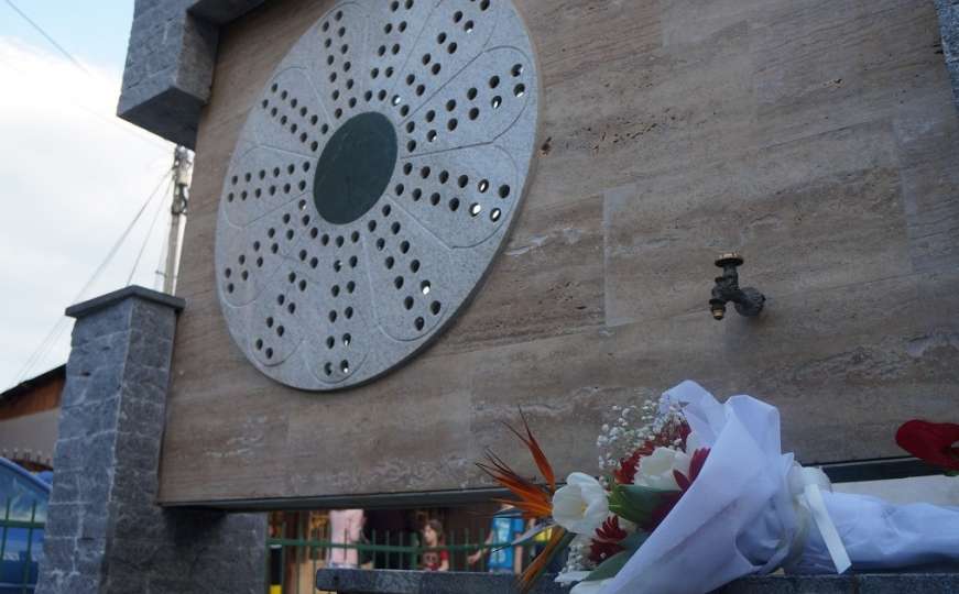 Majke Srebrenice proučile dovu i položile cvijeće na Platou Hatidže Mehmedović