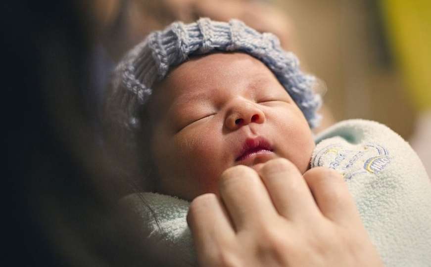 Dokazano: Maženje beba pomaže u razvoju njihovog mozga