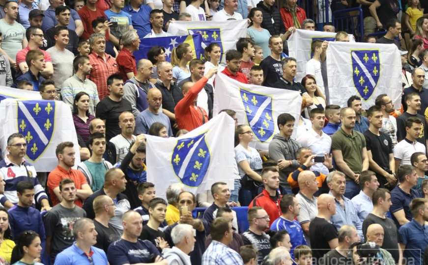 Zastave s ljiljanima u krcatoj dvorani na Grbavici na utakmici Sparsa i Širokog