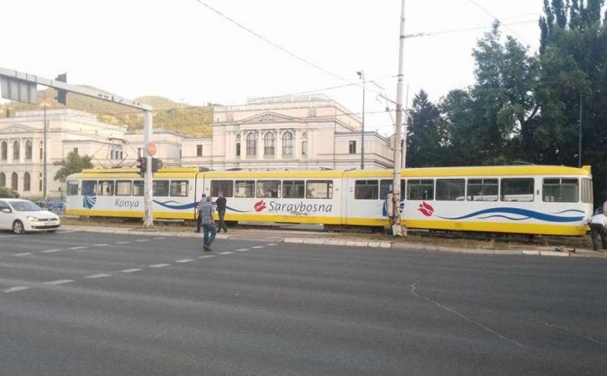 Bačen suzavac u tramvaju na Marijin-Dvoru: Policija radi uviđaj