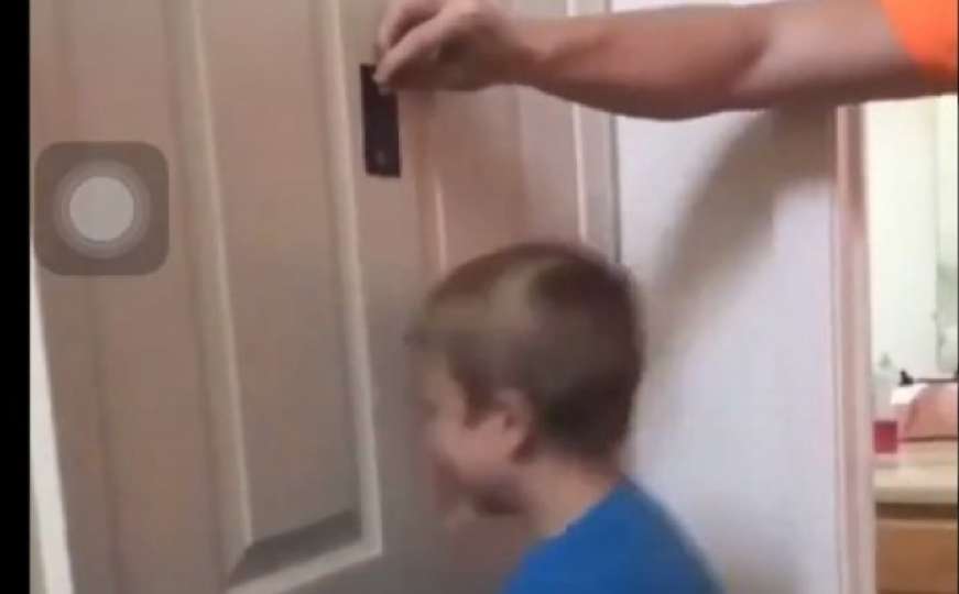 Roditelji snimaju djecu dok lupaju glavom o vrata zbog bizarnog razloga