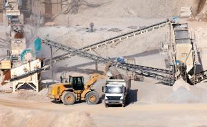 Tragedija kod N. Travnika: Radnik stradao nakon što ga je u kamenolomu udario bager