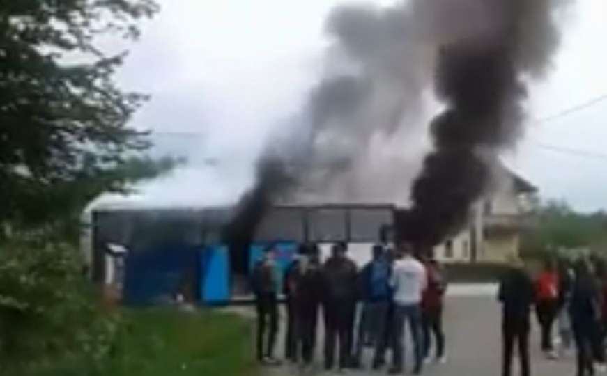 Zapalio se đački autobus u Tesliću
