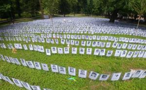 Dan bijelih traka: Imena, slike i spomen za 3.176 Prijedorčana u Sarajevu