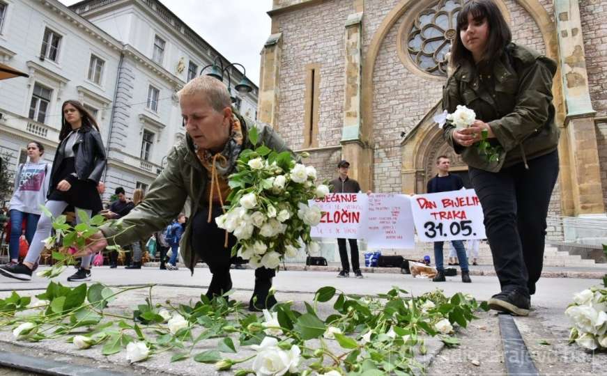 Bijele ruže u Sarajevu za ubijenu djecu Prijedora