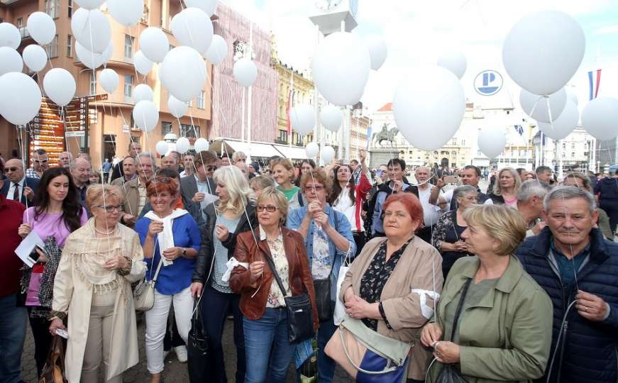 Zagreb obilježio Dan bijelih traka: 102 bijela balona za 102 ubijene djece Prijedora