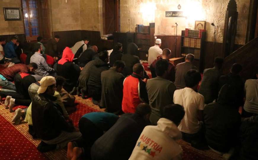 Muslimani u beogradskoj Bajrakli džamiji obilježili 27. noć mjeseca ramazana