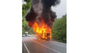 Ponovo izgorio autobus na Bradini, zaustavljen saobraćaj