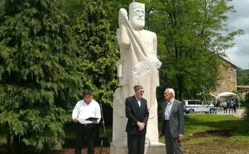 Bileća: Otkriven spomenik Draži Mihailoviću, kažu da je simbol 'pomirenja'