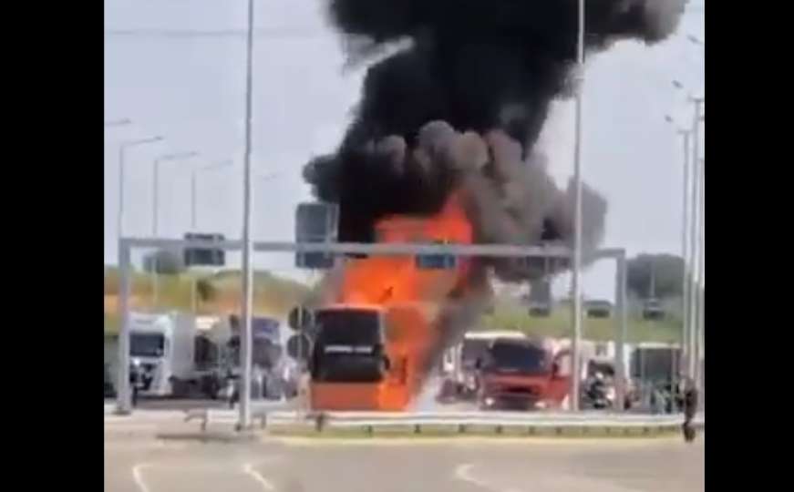 Putnici panično iskakali: Na granici se zapalio autobus novosadskih tablica