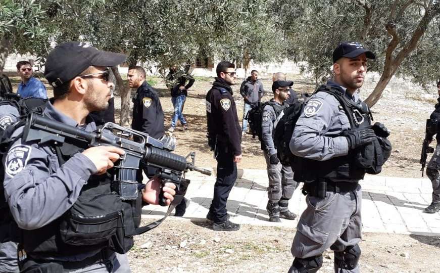 Izraelska policija nasrnula suzavcima i topovskim udarima na muslimane u Al-Aqsi
