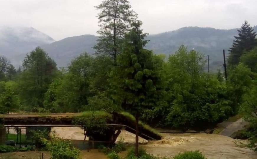 Veći broj rijeka širom BiH se izlio iz korita, srušen most u Busovači