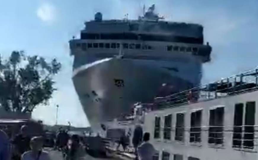 Venecija: Kapetan izgubio kontrolu nad kruzerom, pa se zabio u luku