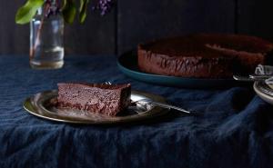 Bez brašna i šećera: Recept za sočan čokoladni kolač od samo 3 sastojka