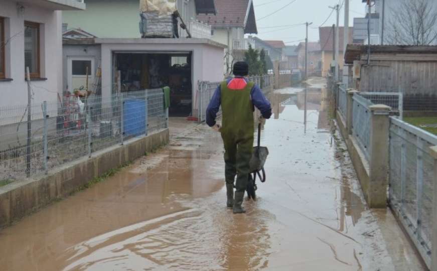 Na području Gračanice nove padavine uzrokovale nove poplave