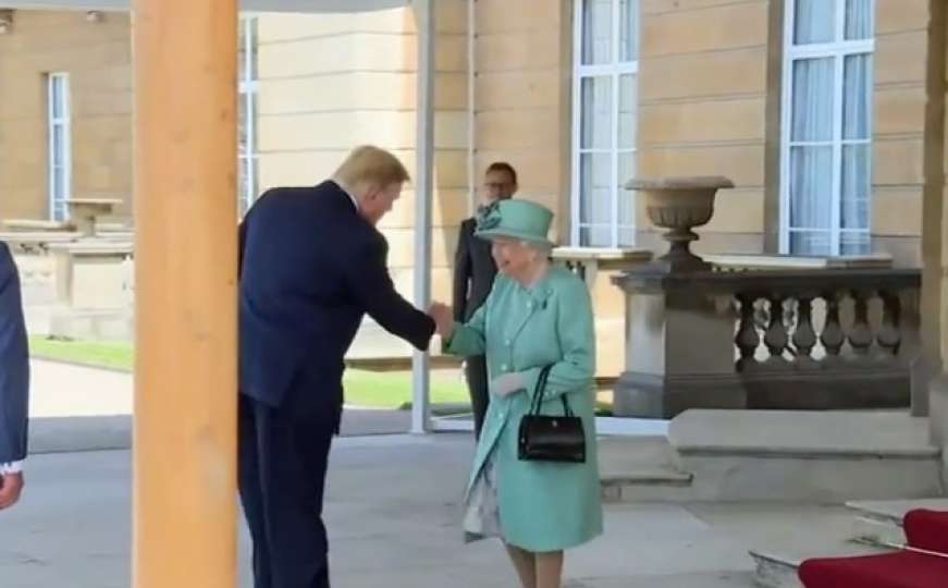 Trump ponovo prkršio protokol: Čudno rukovanje sa kraljicom ili nešto drugo?