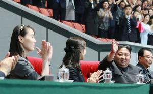 Kim Jong-un gledao nastup gimnastičara, a publika mu aplaudirala kao u transu