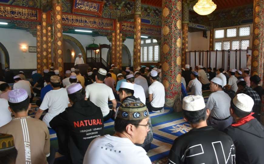 Muslimani u svijetu obilježavaju Ramazanski bajram: Džamije ispunjene vjernicima