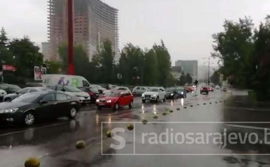 Prolom oblaka u Sarajevu prouzrokovao kolaps u saobraćaju