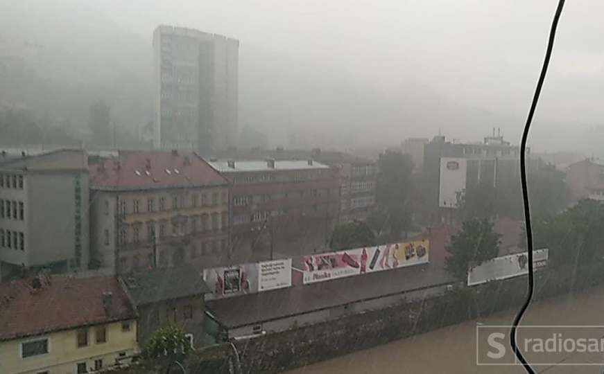 Oluja se nadvila nad Sarajevom: Prolom oblaka nad glavnim gradom