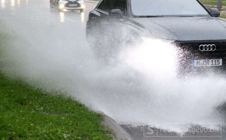 Vozači, oprez: Na kolovozu mjestimično veće količine vode