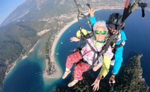 Ima 75 godina i hrabrosti da leti kao ptica