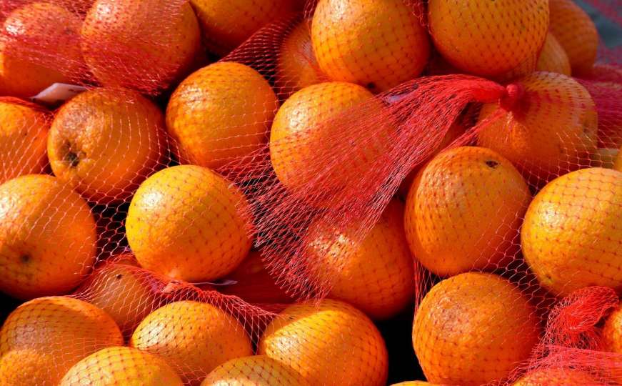 Znate li zašto se narandže prodaju u crvenim vrećicama? 