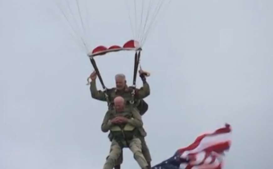 Dan D: 97-godišnji veteran skokom sa padobranom odao počast saborcima