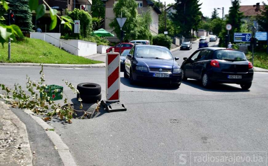 U Sarajevu se na cesti pojavila rupa koja stvara velike glavobolje vozačima
