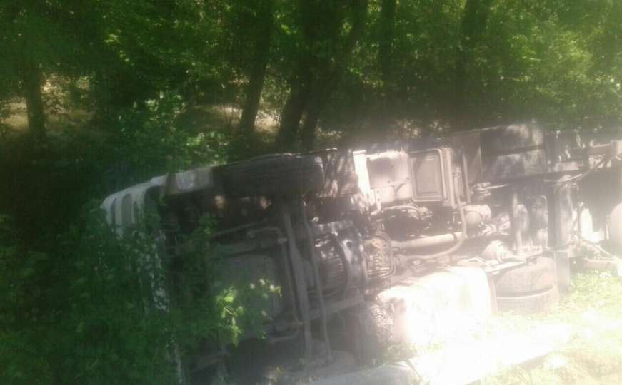 Nova saobraćajna nezgoda kod Sarajeva: Prevrnuo se kamion