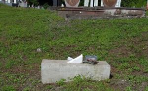Novi vandalski čin: Oskrnavljeni nišani na gradskom mezarju u Zvorniku 