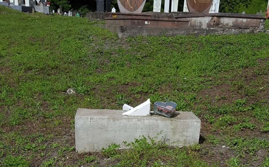 Novi vandalski čin: Oskrnavljeni nišani na gradskom mezarju u Zvorniku 