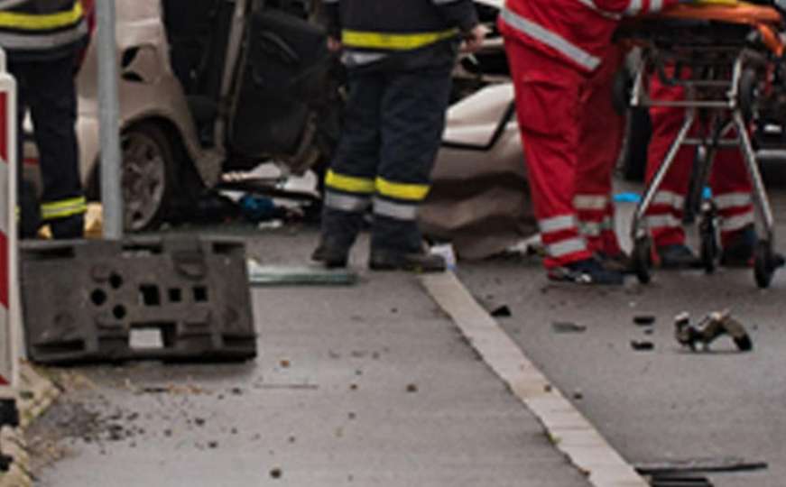 Stravična nesreća u Srbiji: Žena ispala iz vozila i poginula, dvoje povrijeđeno