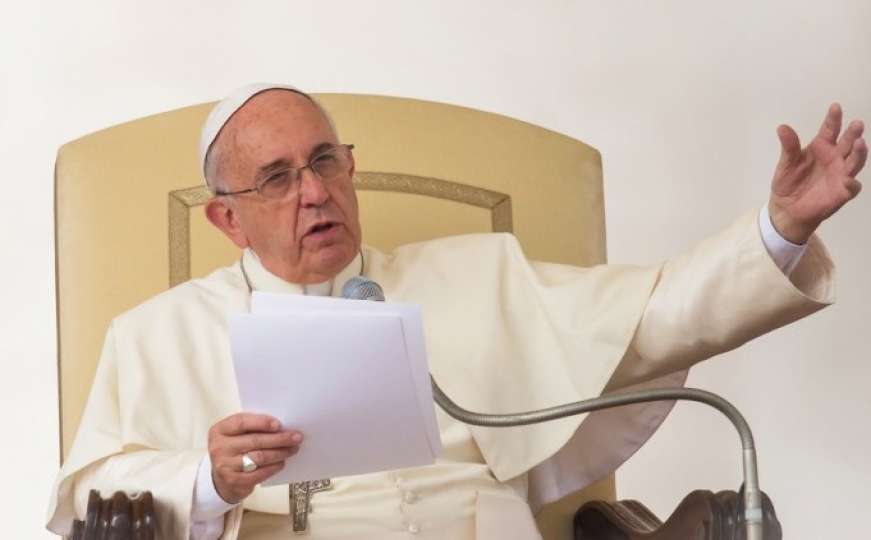 Papa Franjo upozorio: Što više koristimo društvene mreže, manje smo društveni