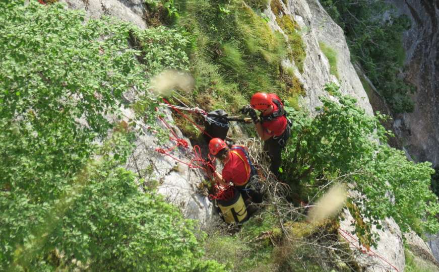 Vježba Gorske Službe Spašavanja: Spašeni izgubljeni u šumi i planinar sa stijene