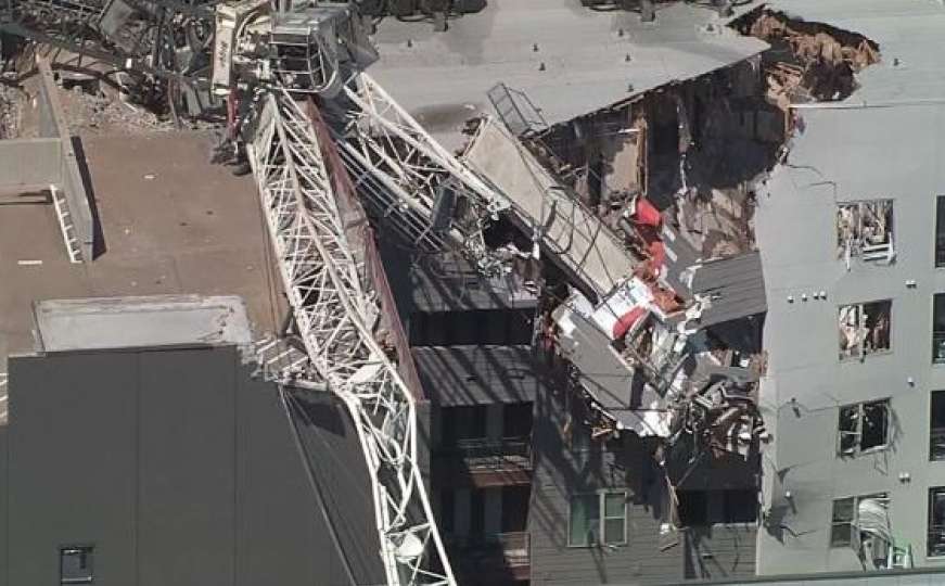 Građevinska dizalica pala na zgradu, poginula najmanje jedna osoba