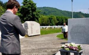 Američki ambasador odao počast žrtvama genocida u Srebrenici: Nikada ne zaboraviti