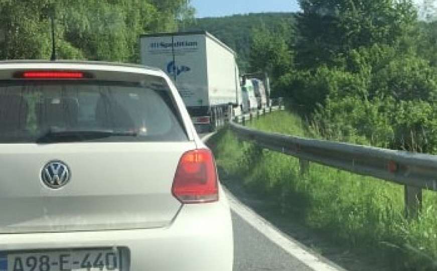 Vozilo OS BiH sletjelo s ceste na Komaru, saobraćaj obustavljen 
